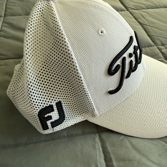 Titleist White Mesh Golf Cap with Black Logo - Picture 2 of 6